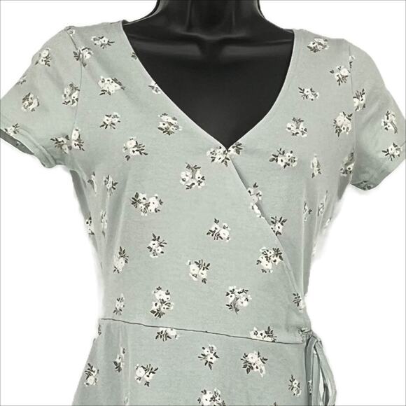 Hollister Floral Faux Wrap Mini Dress in Mint Green Size S - Picture 2 of 6